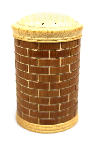 手工贴竹镂刻牛角旋盖蝈蝈罐（高10cm，直径6厘米）