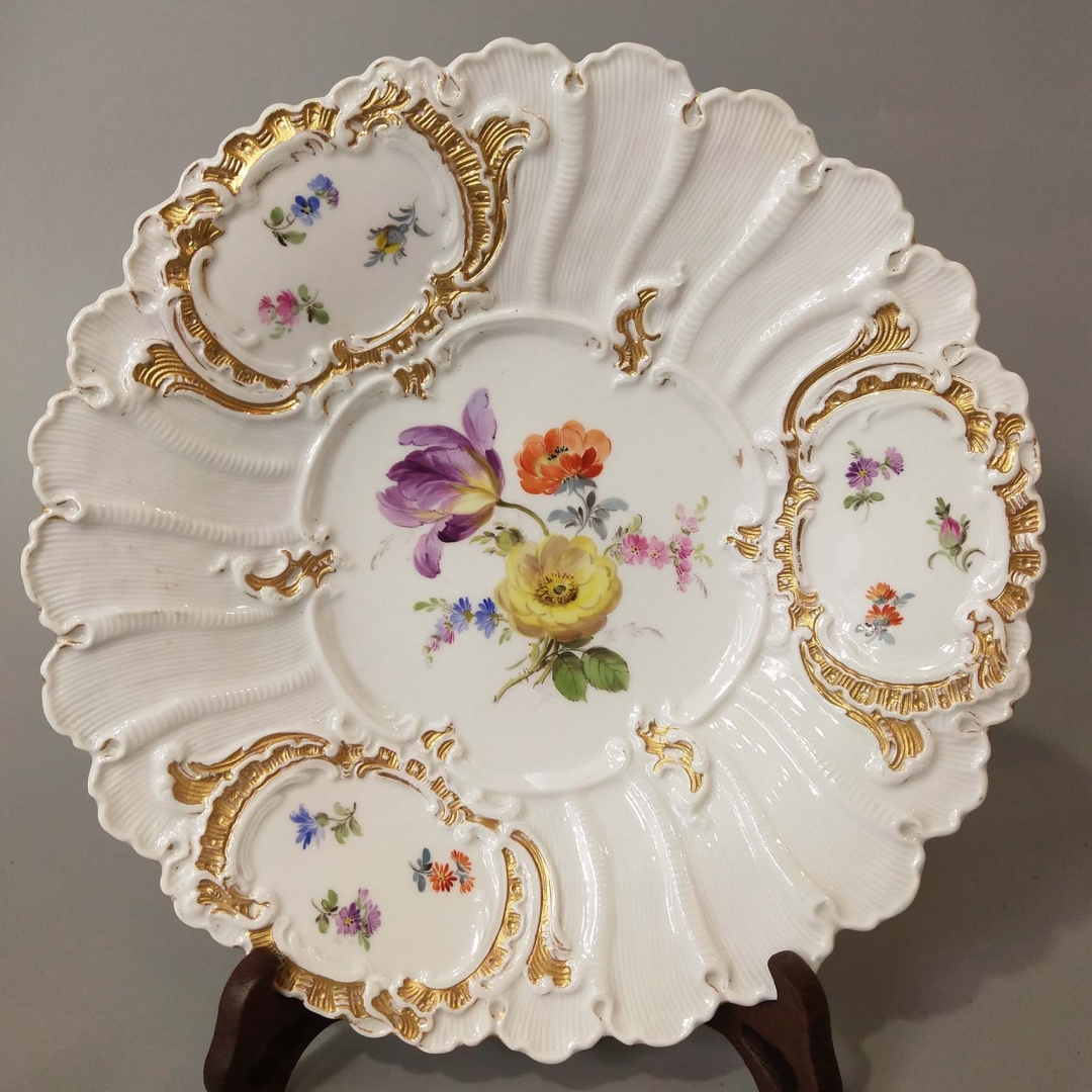 德国Meissen品牌手绘花卉镀金浮雕花卉赏盘 1件