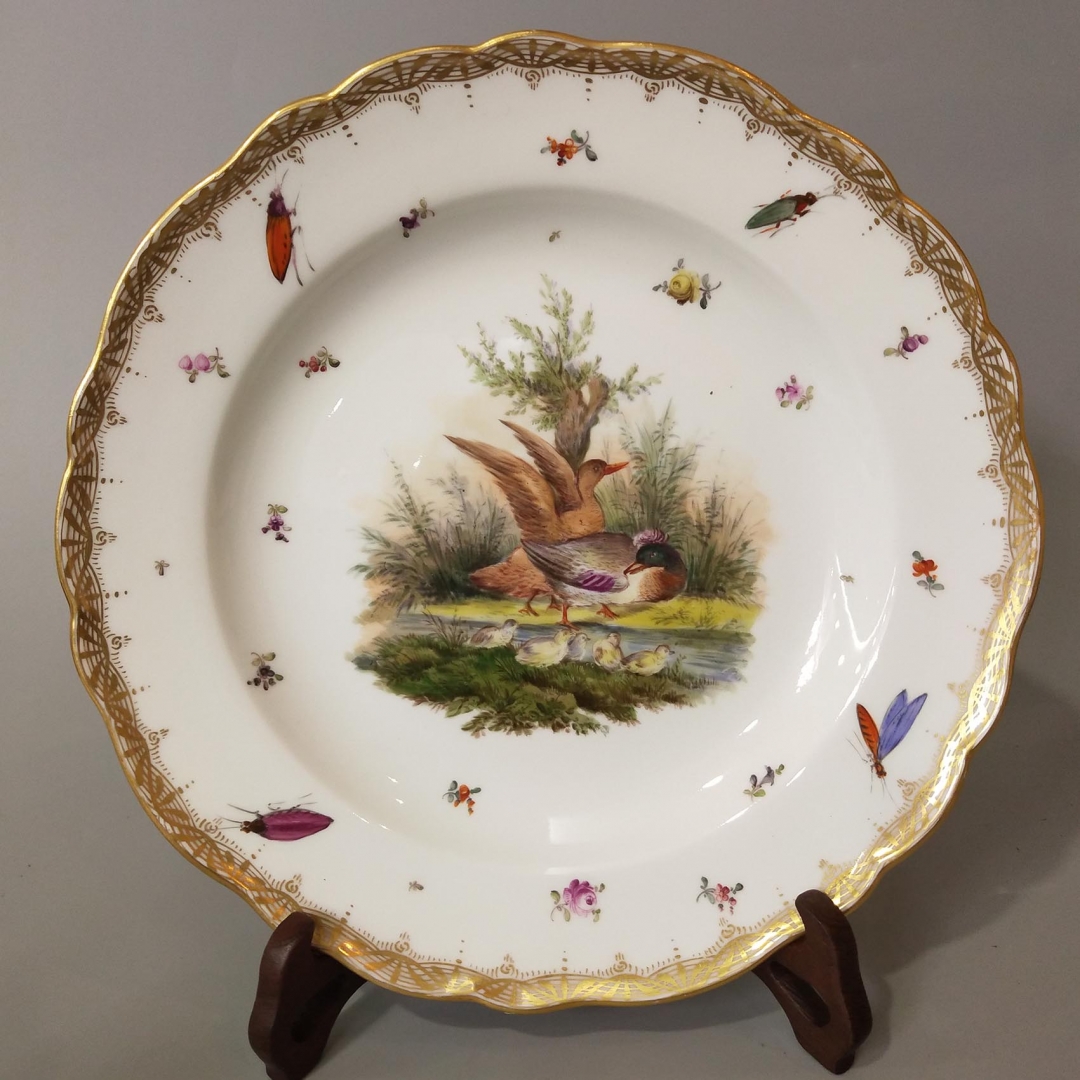 19世纪德国Meissen品牌手绘河塘、鸭、昆虫、花卉镀金边赏盘 1件