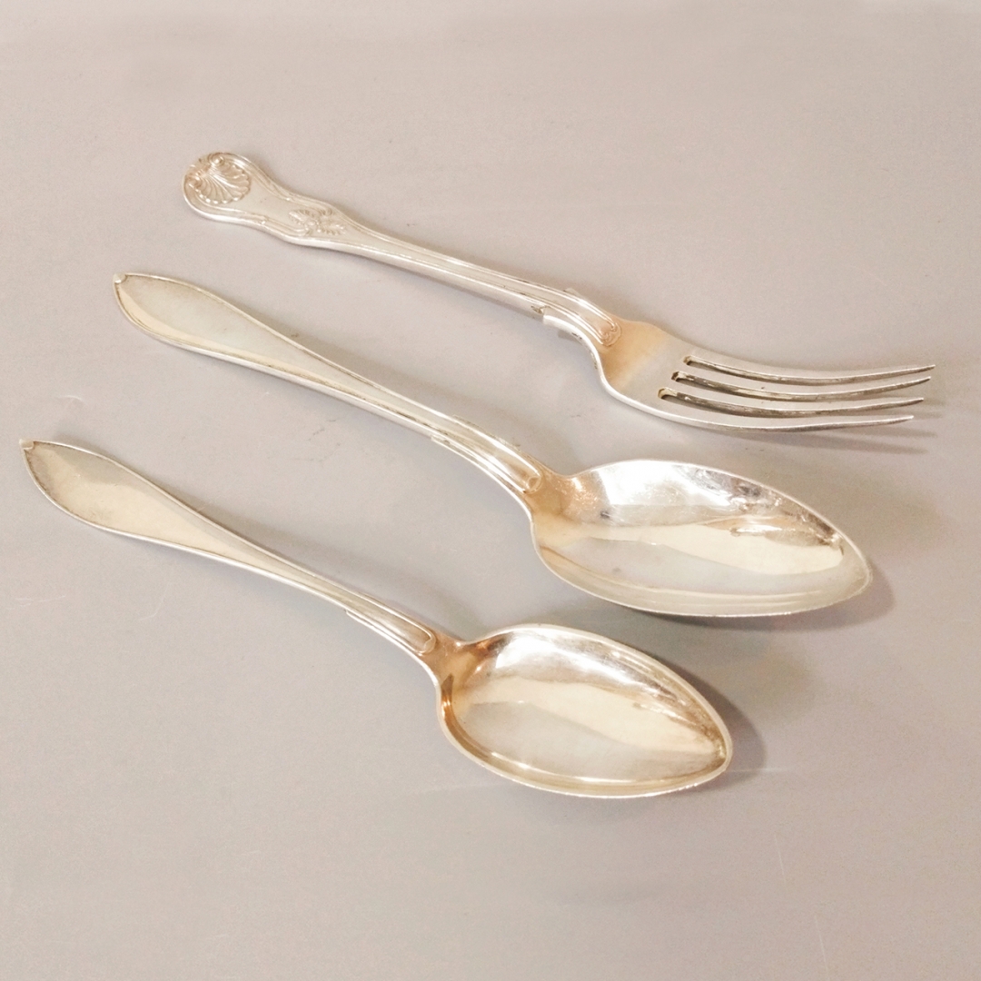 瑞典纯银浮雕贝壳提琴式餐叉、餐勺 3件