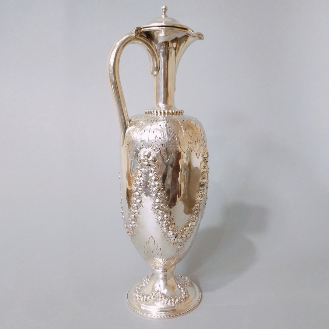1868年维多利亚时期英国伦敦制纯银錾刻内鎏金树叶浮雕花卉红酒壶 1件