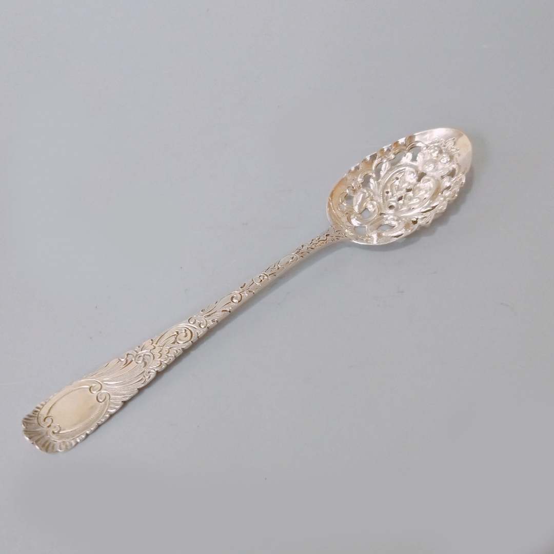 1813年英国乔治三世时期伦敦纯银刻花镂空浮雕勺 1件