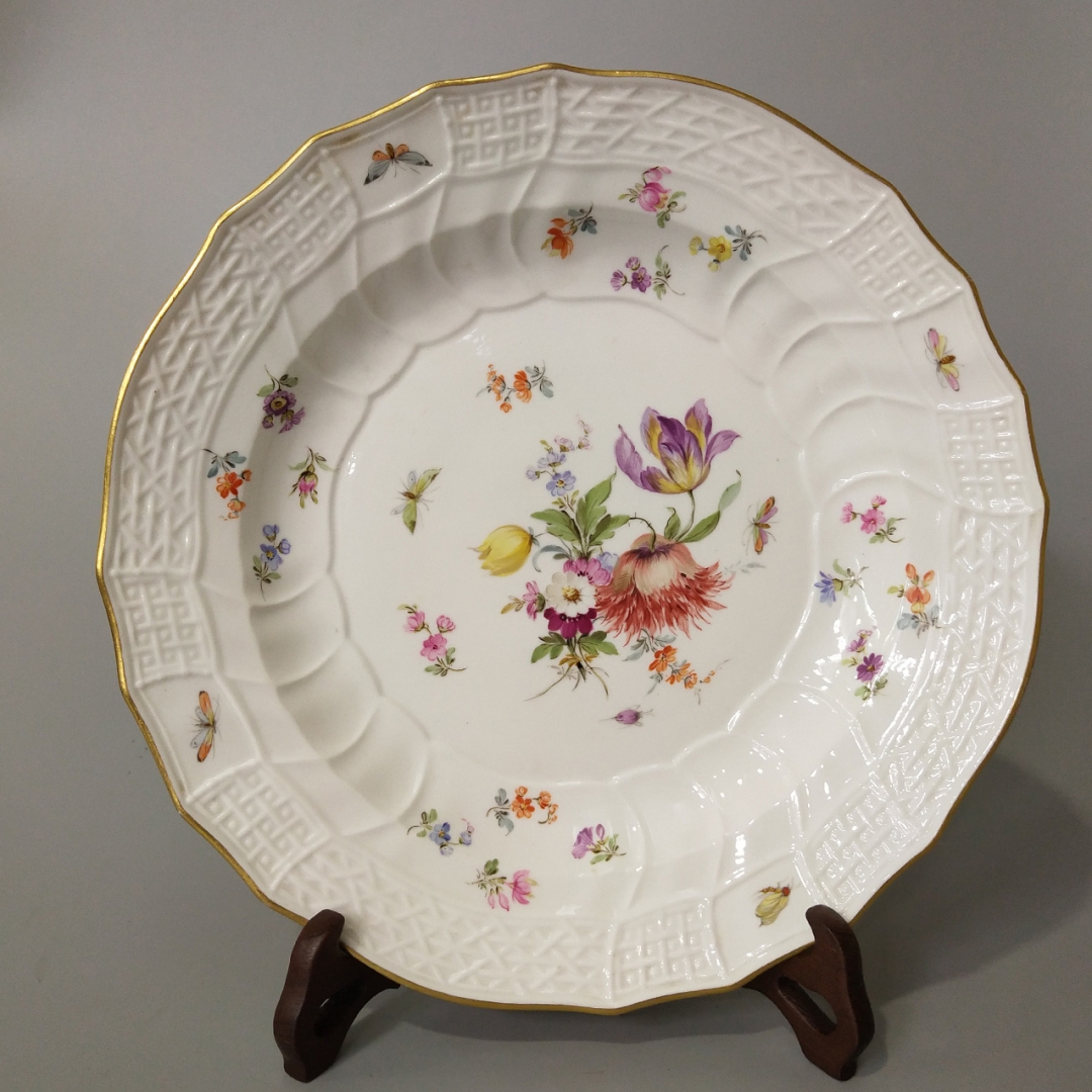 1815年~1923年德国Meissen品牌雕瓷鎏金边手绘花卉虫草赏盘 1件