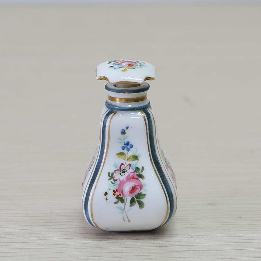 法国Severs款式彩绘花卉鼻烟壶	