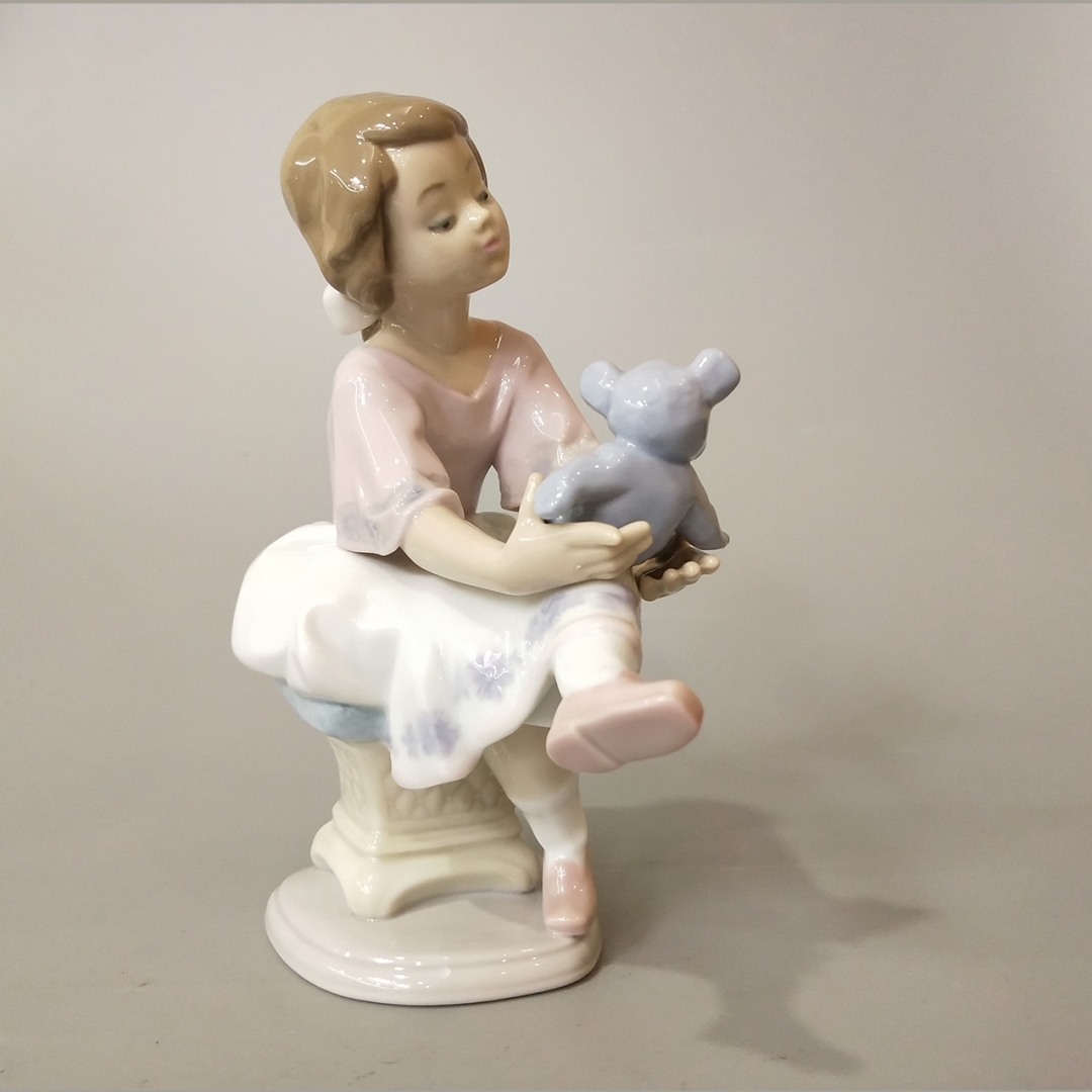 西班牙手工制作LLADRO雅致瓷偶“和泰迪熊一起嬉戏的女孩” 1件