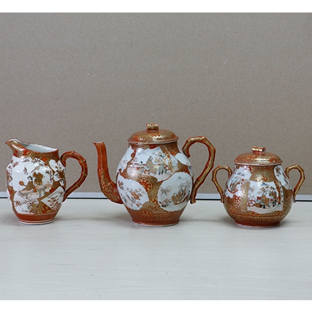 19世纪日本手绘人物风情珊瑚红釉竹节柄描金茶壶、糖缸、奶缸	