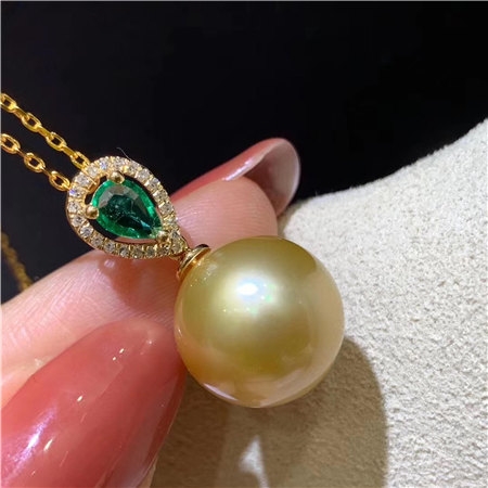18K金海水金珍珠镶祖母绿、钻石挂件 1件