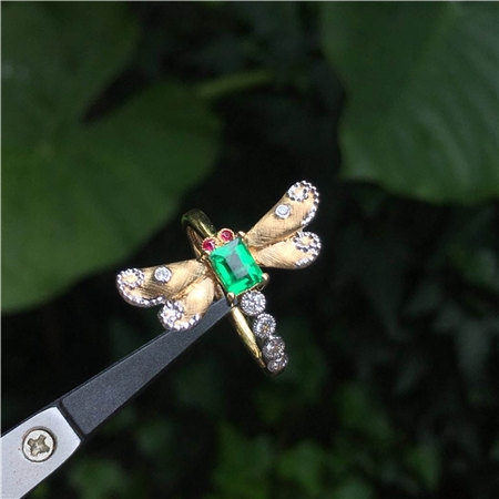 18K金镶钻石、红宝石、祖母绿设计师设计款手工錾刻工艺蜻蜓戒 1枚