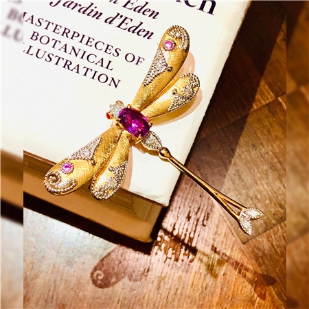 18K金镶紫粉色蓝宝石、钻石手工錾刻工艺设计师设计款蜻蜓胸针/挂件（一款两戴） 1件
