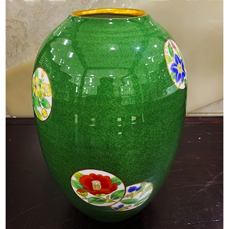 日本灶师款绿釉花卉描金花瓶