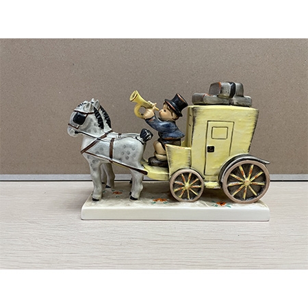 德国西姆娃娃“邮政小马车”瓷塑摆件