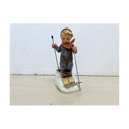 德国西姆娃娃“滑雪少年”瓷塑摆件