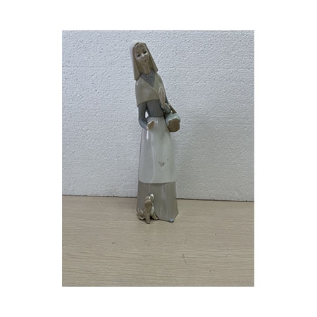 西班牙雅致“修女与爱犬”瓷塑摆件（手部有瑕疵）