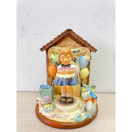 德国西姆娃娃“HAPPY BIRTHDAY”人物瓷塑摆件(人物H:11，底座H:15，直径:12)