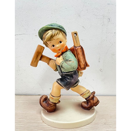 德国西姆娃娃“背书包的小男孩”人物瓷塑摆件(H:16，L:12.5)