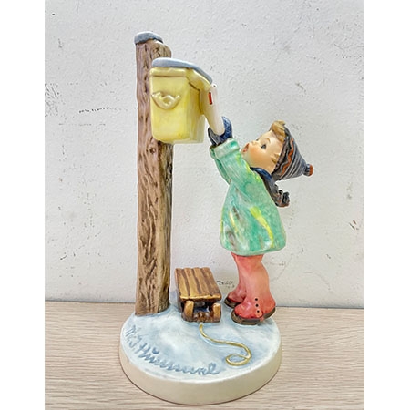 德国西姆娃娃“寄信的小女孩”人物瓷塑摆件