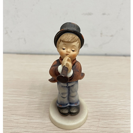 德国西姆娃娃《吹喇叭的小男孩》瓷塑摆件 H:8.5cm