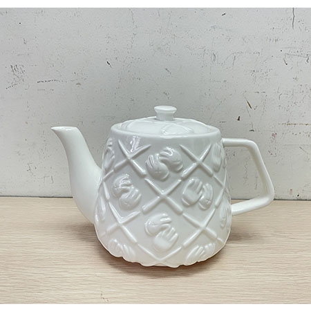 KAWS合作款浅浮雕白瓷茶壶 13.5×20.5cm