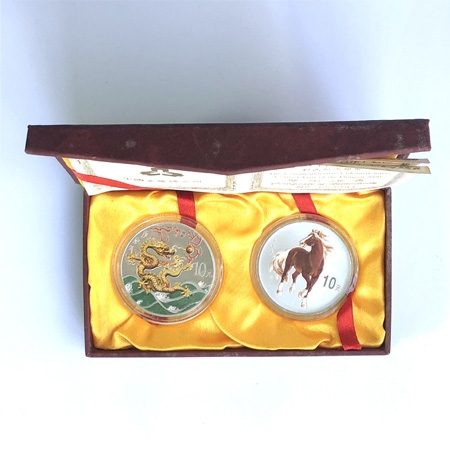2000年庚辰龙年生肖1盎司彩银币，2002年壬午马年生肖1盎司彩银币（附证、盒）