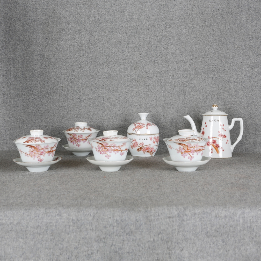 民国粉彩桃花纹茶盖碗、糖缸、茶壶  1组