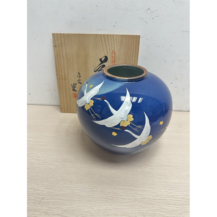 日本九谷蓝釉“飞鹤”描金花瓶(H:21cm)